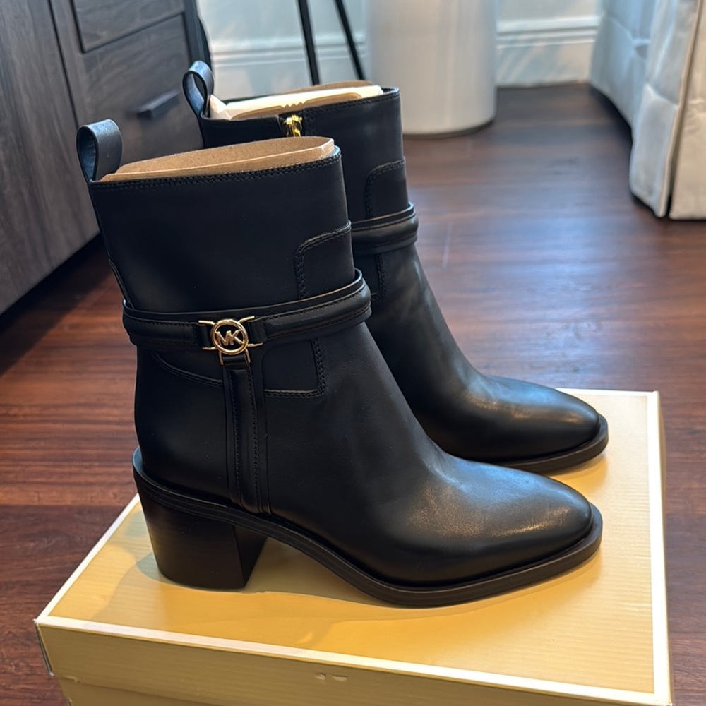 Michael Kors NWT Mindy Leather Ankle Block Heeled Boots with Gold Hardware - Picture 5 of 9